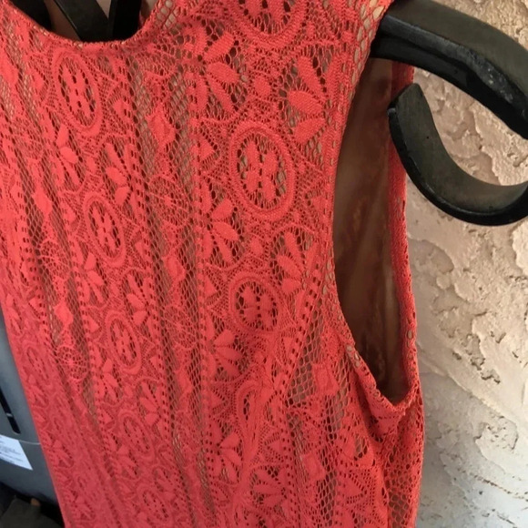 Pineapple clothing lovely lace effect overlay dress. Size small. - Picture 6 of 10